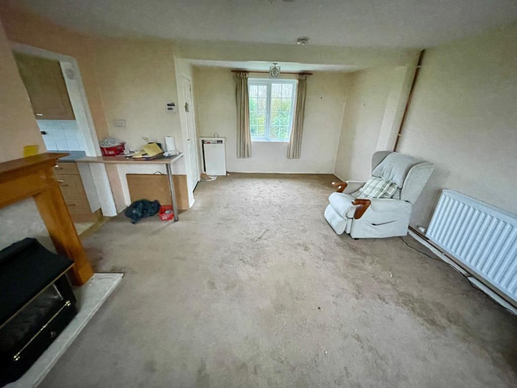 Lot: 49 - SEMI-DETACHED COTTAGE ON 0.4 ACRE PLOT - Living room